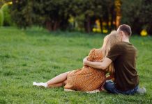 Descarada pareja es captada haciendo el «placa-placa» a plena luz del día Pareja es captada teniendo relaciones en plena luz del día
