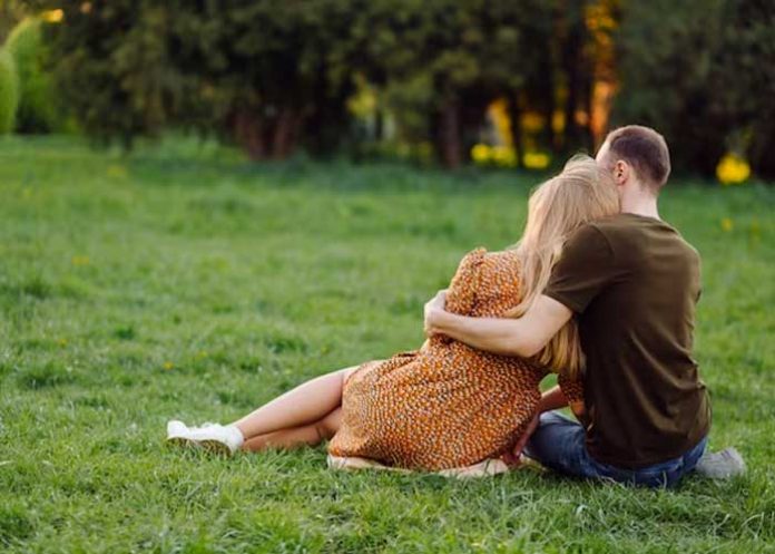 Pareja es captada teniendo relaciones en plena luz del día