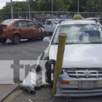 La «vieron pálida» dos taxistas al chocar con fuerza en Managua Foto: Taxistas protagonizan accidente en Managua / TN8