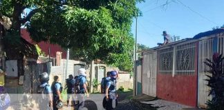 Foto: Sujeto se sube a un techo de Managua con cuchillos / TN8