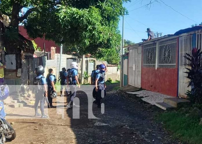 tech-2 Foto: Sujeto se sube a un techo de Managua con cuchillos / TN8