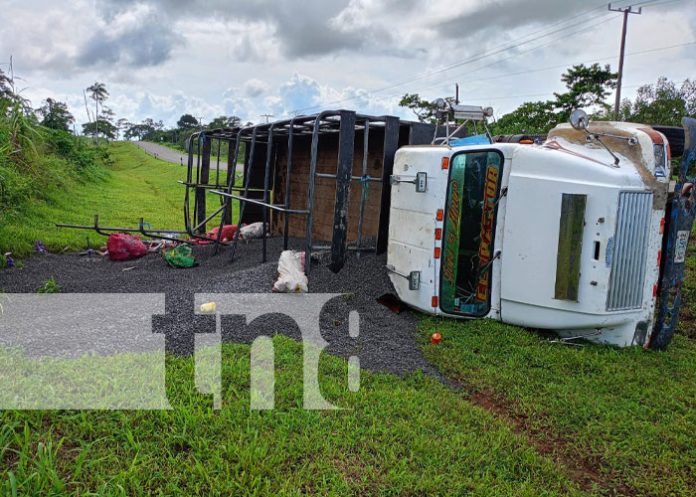 Foto: Vuelco de camión en trayecto de Bluefields-Nueva Guinea / TN8