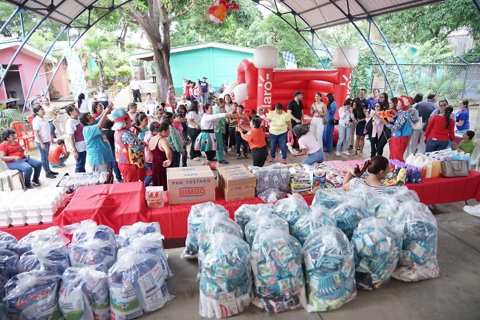 09 (1) Foto: Claro suma sus esfuerzos para la colecta navideña en pro del hogar