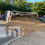 Foto: ¿Sobrepeso de carga? Camastro de camión se da vuelta al momento de girar en Chinandega / TN8