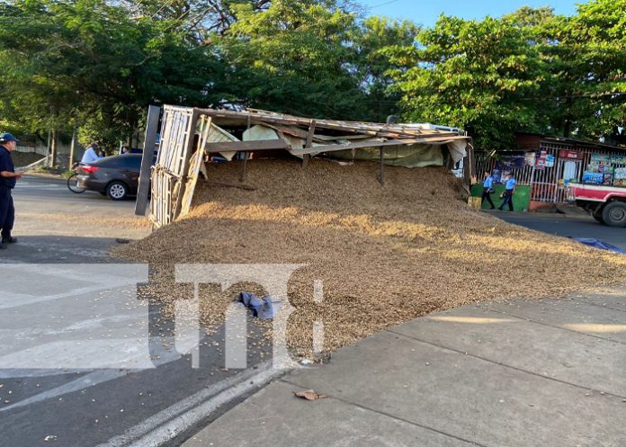 1 Foto: ¿Sobrepeso de carga? Camastro de camión se da vuelta al momento de girar en Chinandega / TN8
