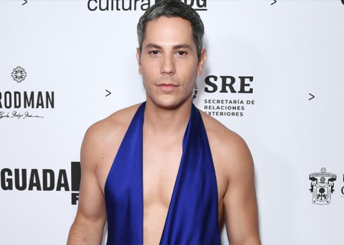 Christian Chávez se viste de gatubela en concierto de RBD