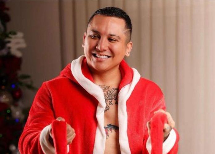 Edwin Luna sorprende en unos boxers muy navideños