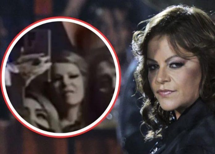 ¿Será? Aparición de Jenni Rivera en el público durante un concierto