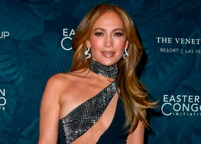 Foto: ¡Elegancia y confianza! Jennifer López deslumbra en la portada de Elle/Cortesía