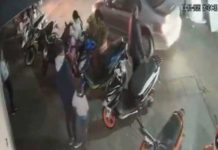 Hombre le enseña malos pasos a su hijo robando una motocicleta Foto: Hombre y su hijo /cortesía