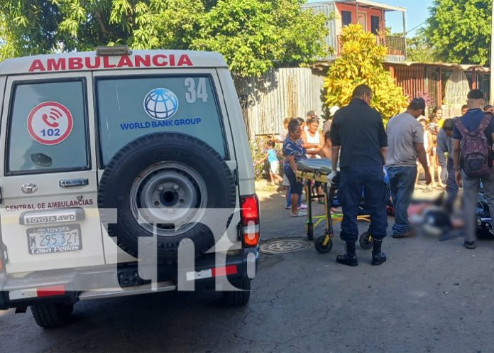 1 Maestra y contador lesionados tras colisión de motocicletas en Managua