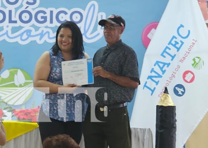 Certificación a adultos mayores por Curso de Velas Aromáticas en Jalapa