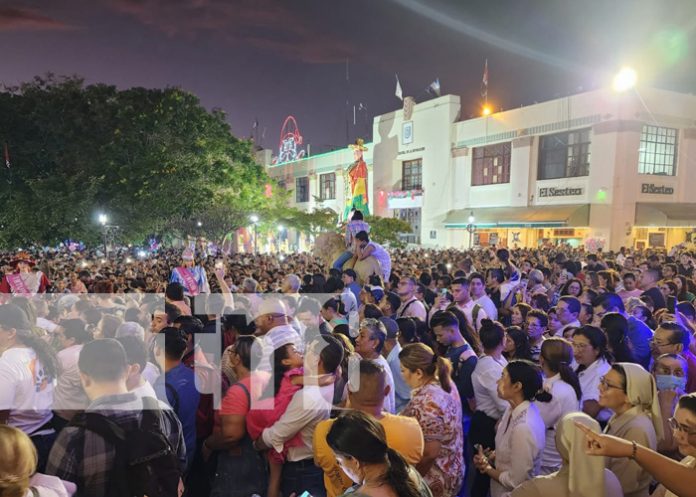Familias de Nicaragua salen a las calles a celebrar la Gritería