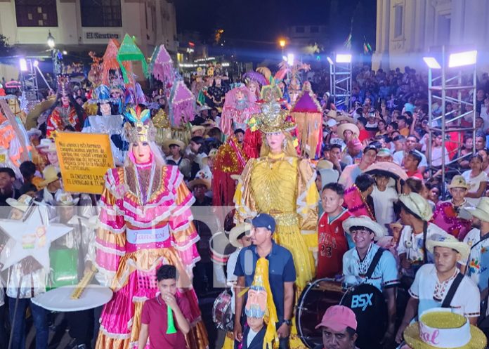 Foto: Multitudinaria participación de las familias en el Concurso de Gigantonas en León / TN8