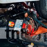 Foto: ¡Vivo de milagro! Motociclista resulta ileso luego de terminar bajo las llantas de un cabezal/TN8