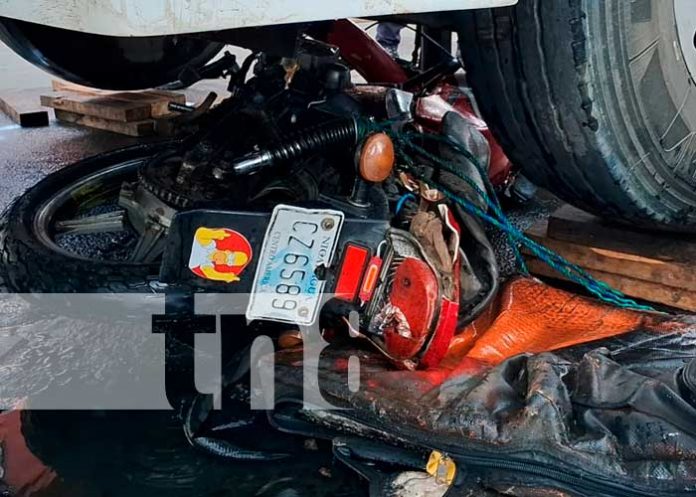 Foto: ¡Vivo de milagro! Motociclista resulta ileso luego de terminar bajo las llantas de un cabezal/TN8