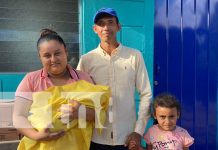 Foto: Entregan llaves de viviendas sociales a dos familias en Juigalpa/TN8
