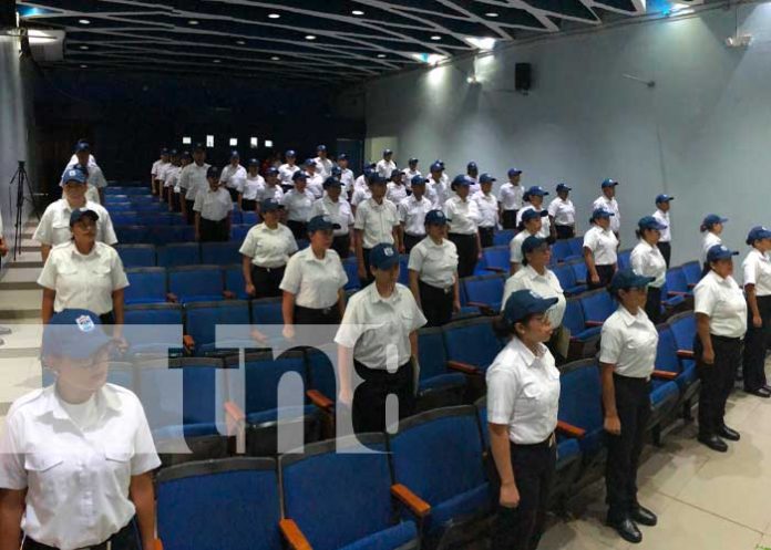 Nuevos oficiales de la Dirección General de Migración y Extranjería