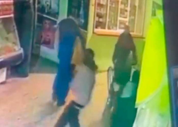 Sujeto ataca a niños con gasolina y les prende fuego en Ucrania