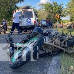 Dos motociclistas lesionados al impactar contra un costado de una camioneta Foto: Dos motociclistas lesionados al impactar contra un costado de una camioneta / TN8