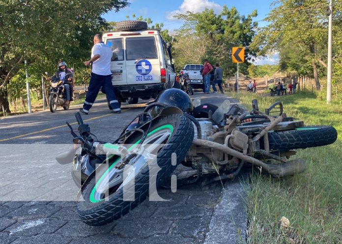 Foto: Dos motociclistas lesionados al impactar contra un costado de una camioneta / TN8