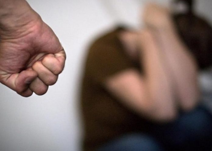 Foto: Haber cobrado unos chocolates le costó tremenda agresión a una joven cajera / TN8