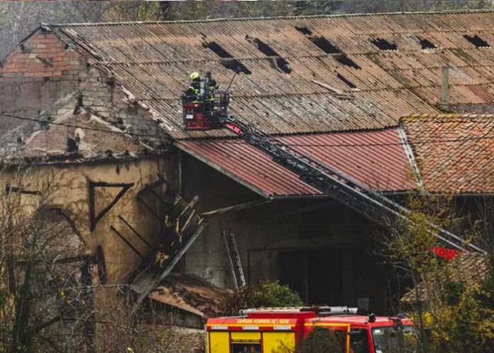 Horror en Francia: Asesinó a sus padres a tiros y después incendió la casa