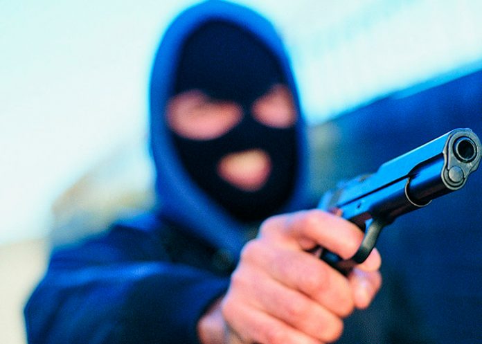 1 Foto: Un anciano de 93 años desarma a un ladrón y lo golpea/Cortesía