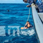 Foto: Más de 22 migrantes rescatados por la Fuerza Naval tras el naufragio de una lancha / TN8
