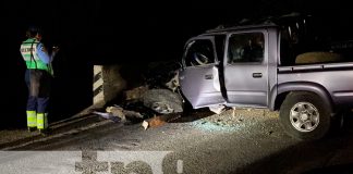 Foto: Conductor de camioneta lesionado al estrellarse contra un puente en sector El Naranjito / TN8