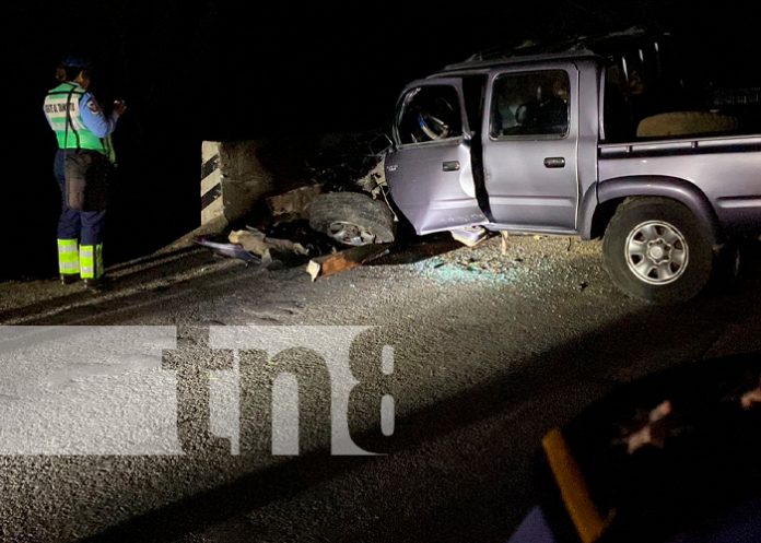 Foto: Conductor de camioneta lesionado al estrellarse contra un puente en sector El Naranjito / TN8