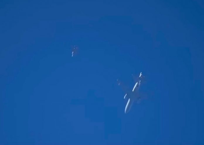 1 Foto: ¿Ovni o globo?: captan objeto no identificado volando cerca del avión presidencial de Biden /Cortesía