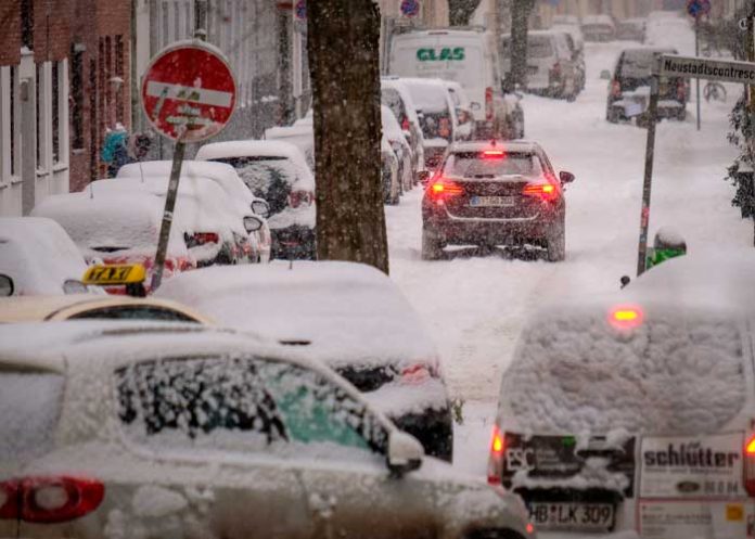 Aeropuerto y transporte paralizado por tormenta de nieve en Alemania