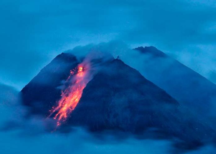 Volcán 'Merapi' uno de los más peligrosos del mundo hace erupción (VIDEO)