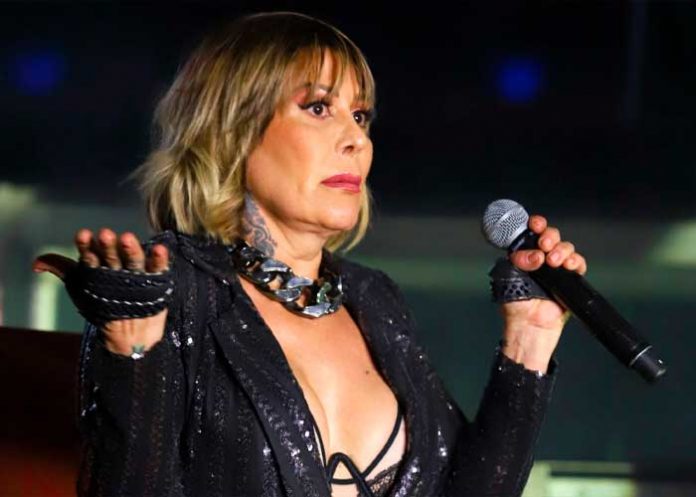 Alejandra Guzmán reacciona violenta y avienta celular de un reportero