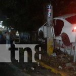 Vehículo termina sobre un muro en la rotonda Jean Paul Gennie