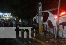 Vehículo termina sobre un muro en la rotonda Jean Paul Gennie