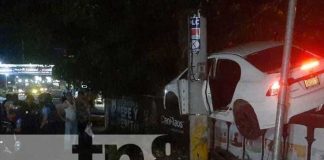 Vehículo termina sobre un muro en la rotonda Jean Paul Gennie