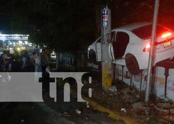 Vehículo termina sobre un muro en la rotonda Jean Paul Gennie