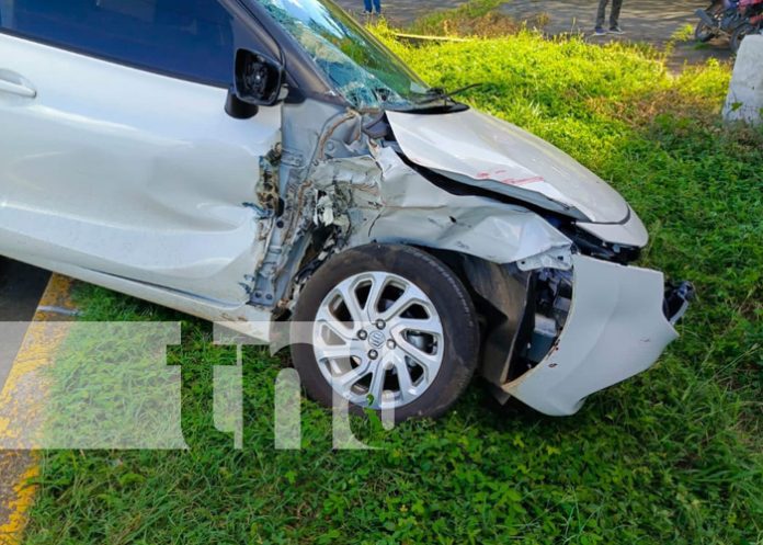 Foto: Tremendo susto en accidente de carro y bus en carretera Masaya a Managua / TN8