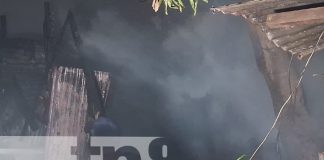 Llamas arrasan cuartos en el Barrio Bóer, Managua