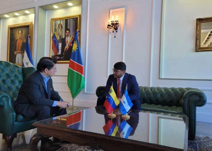 Canciller Denis Moncada se reúne en Caracas con el canciller de Venezuela