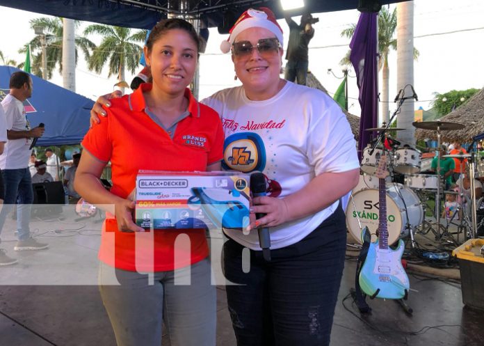 Foto: Tu Nueva Radio Ya celebra mega fiesta navideña en el puerto Salvador Allende / TN8