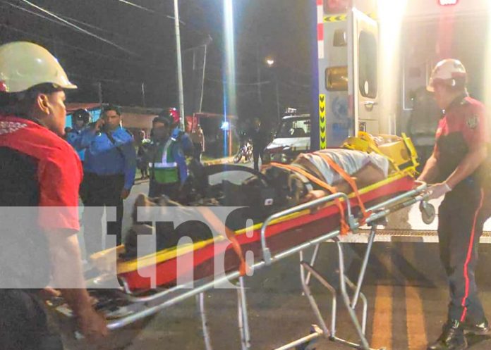 Foto: Peatón cruza la vía en presunto estado de ebriedad y es impactado por una camioneta / TN8