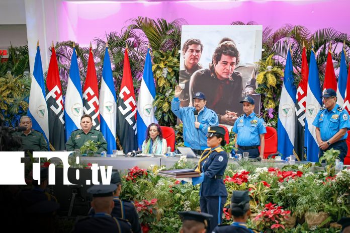 3 Foto: Presidente Daniel Ortega y Vicepresidenta Rosario Murillo, encabezan acto de graduación policial / TN8