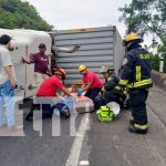 Furgonero termina con severos golpes tras volcarse en la Cuesta El Plomo