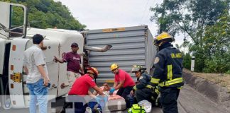 Furgonero termina con severos golpes tras volcarse en la Cuesta El Plomo