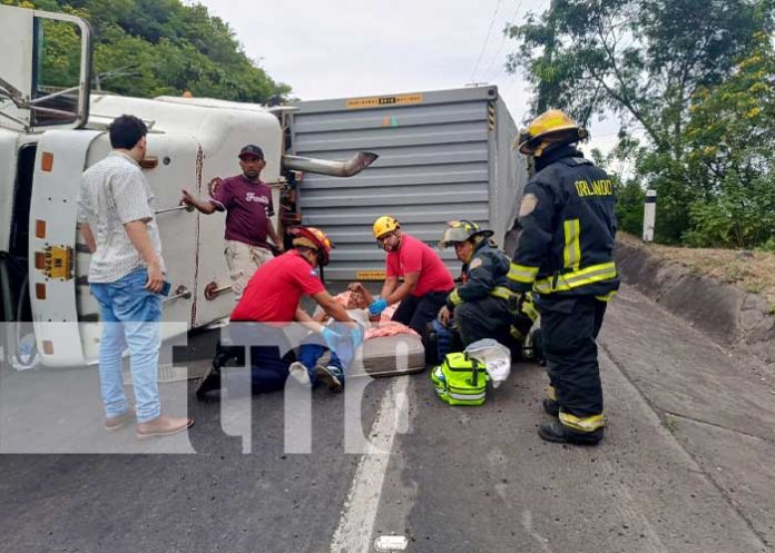 Furgonero termina con severos golpes tras volcarse en la Cuesta El Plomo
