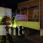 Camioncito por poco y se quema frente a la alcaldía municipal de Río Blanco