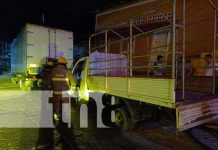 Camioncito por poco y se quema frente a la alcaldía municipal de Río Blanco Camioncito por poco y se quema frente a la alcaldía municipal de Río Blanco